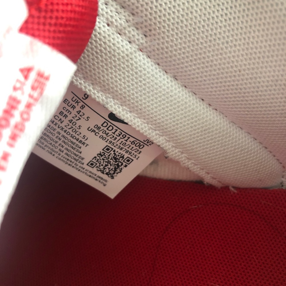 Nike dunks (red nd white ) size 9